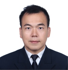 穿着西装笔挺的男子描述已自动生成